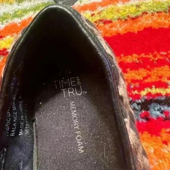 Women’s‎ Time and Tru leopard slip on shoes - size 7.5 - Picture 2 of 3